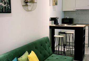 Maisonnette en hyper centre d   Orl  ans has Balcony rooms