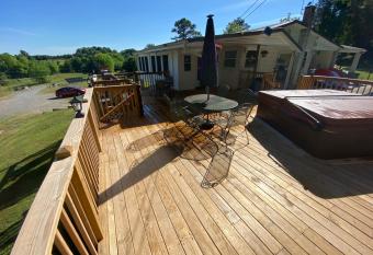 Apartment in the Country has rooms with a private hot tub
