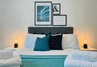 Stylish City 1 Bed Apt - Broad St allows 18 year olds to book a room