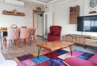 Magnifique appartement au centre d   Antalya allows 18 year olds to book a room