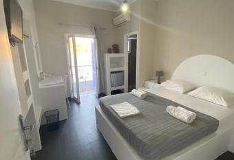 AEGEAN VIEW SEASIDE ROOMS AND STUDIOS KEA has Balcony rooms