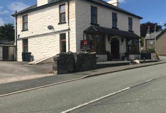 Y Llew Coch allows 18 year olds to book a room