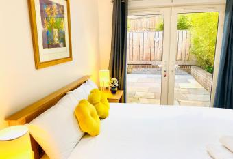 Amber Lodge Hickstead-C has Balcony rooms