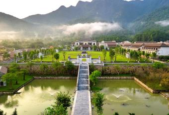 L  ng N    ng Y  n T    (Y  n T    Village) has Balcony rooms