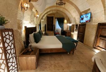 Pegas Cave Suites has rooms with a private hot tub