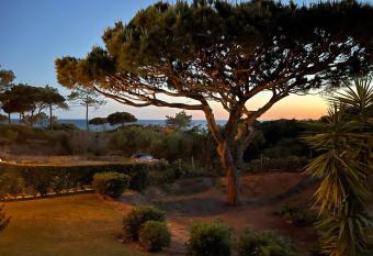 Praia da Fal  sia Alfa Mar Albufeira has rooms with a private hot tub