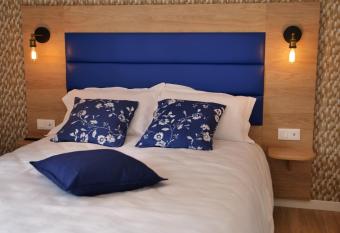 Plage    50m Appartement R  ves bleus Villa Les Bains de Mers has Balcony rooms