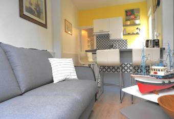 La Maison de P  cheur de Ginette allows 18 year olds to book a room