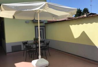 Aperitivo in terrazza vicinissimo al centro. has Balcony rooms