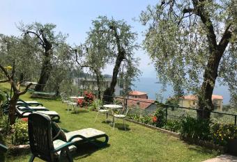 Casa Rosa Apartments has Balcony rooms