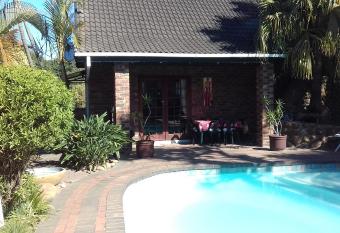 Smiths Cottage has Balcony rooms