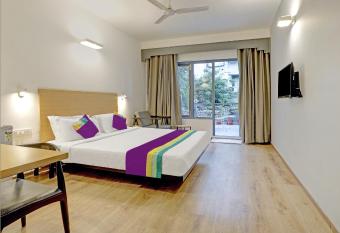 Treebo Trend Vashistha Lakdikapul has Balcony rooms