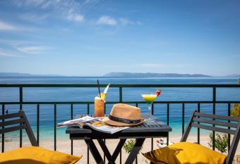 Beach front Apartment has Balcony rooms