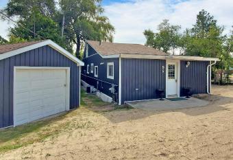 Main Beach River Retreat - Wasaga Beach 1 - Main Strip - 95 Mosley St allows 18 year olds to book a room