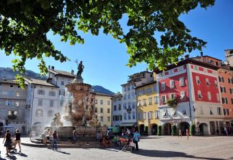 clesio3 allows 18 year olds to book a room