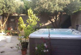 Pres de Nimes, Villa LaMarli, 4/6 pers, Spa prive has Balcony rooms