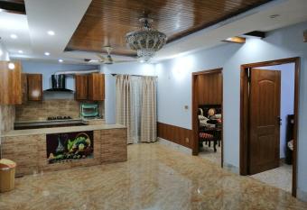 Full Private House Floor with Lounge & Balcony - Townhouse - Homestay allows 18 year olds to book a room