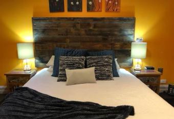 Linden Gardens Rainforest Retreat has rooms with a private hot tub