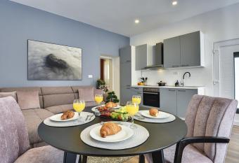 D&A Central Luxury Apartments with FREE Parking has Balcony rooms