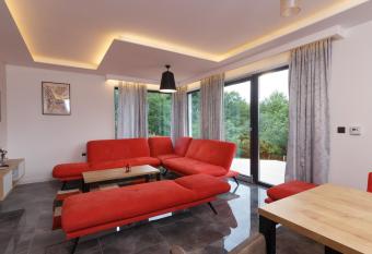 Deluxe Feliciano Apartments has Balcony rooms