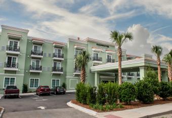 Oaks on the River has Balcony rooms