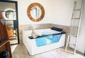 Villa CoCoon - Love room 13 has rooms with a private hot tub