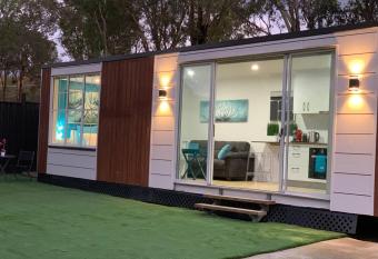 Tiny House in Belconnen 1BR Self Contained Wine Netflix Wifi allows 18 year olds to book a room