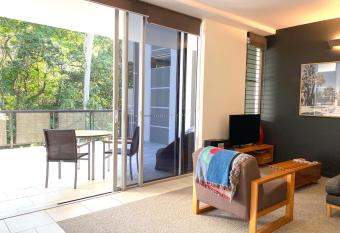 Private Retreat in the heart of Noosa has rooms with a private hot tub