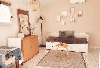 Charmant petit studio    2 pas du village has Balcony rooms