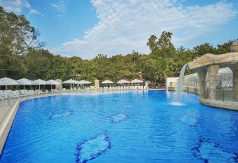 Hotel Forest Beach has Smoking/Balcony rooms