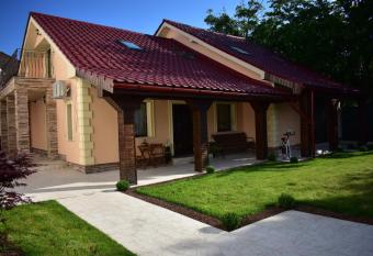 Villa DEA DORATA has rooms with a private hot tub