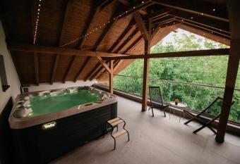 Nuez Apartments has rooms with a private hot tub