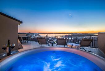 Rooftop Penthouse & Duplex Whirlpool has rooms with a private hot tub