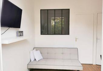 Joli appartement    2 pas de Paris has Balcony rooms