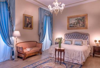 Palazzo Cavagna Sangiuliani has Balcony rooms