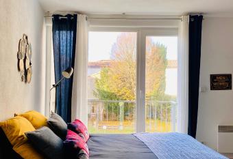 BD    pied, Centre, id  alement situ   , remparts, Cosy studio avec balcon, vue imprenable et vue sur le jardin, calme, parking gratuit, Angoul  me has Balcony rooms