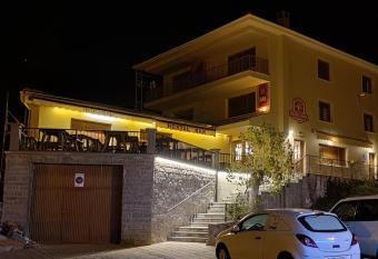 Treselcorral has Balcony rooms