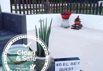 DEl Rey Guest House allows 18 year olds to book a room