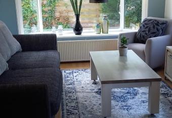  t uiltje has rooms with a private hot tub