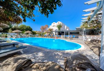 HOTEL MOHITERO allows 18 year olds to book a room