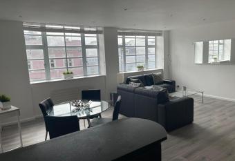 Modern Apartment, AMAZING Central Location allows 18 year olds to book a room