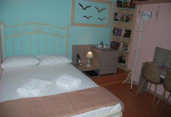 LUXURY TRADITIONAL ROOM The Small Bookstore has Smoking/Balcony rooms