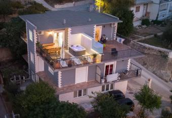 Apartments with a parking space Podstrana, Split - 8616 allows 18 year olds to book a room