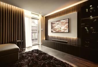 The Acacia, Luxury with Private Balcony + Parking has Balcony rooms