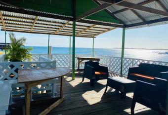 Blue Sky Rentals Utila has Balcony rooms