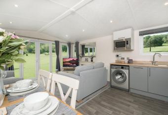 Brackenborough Lakes Resort has rooms with a private hot tub