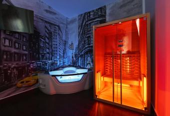 ARTEMIDE  has rooms with a private hot tub