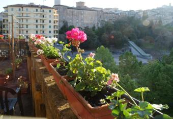 Alla Residenza Domus Minervae allows 18 year olds to book a room