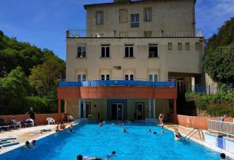 R  sidence la Reine has rooms with a private hot tub