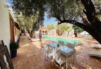 O loft has rooms with a private hot tub